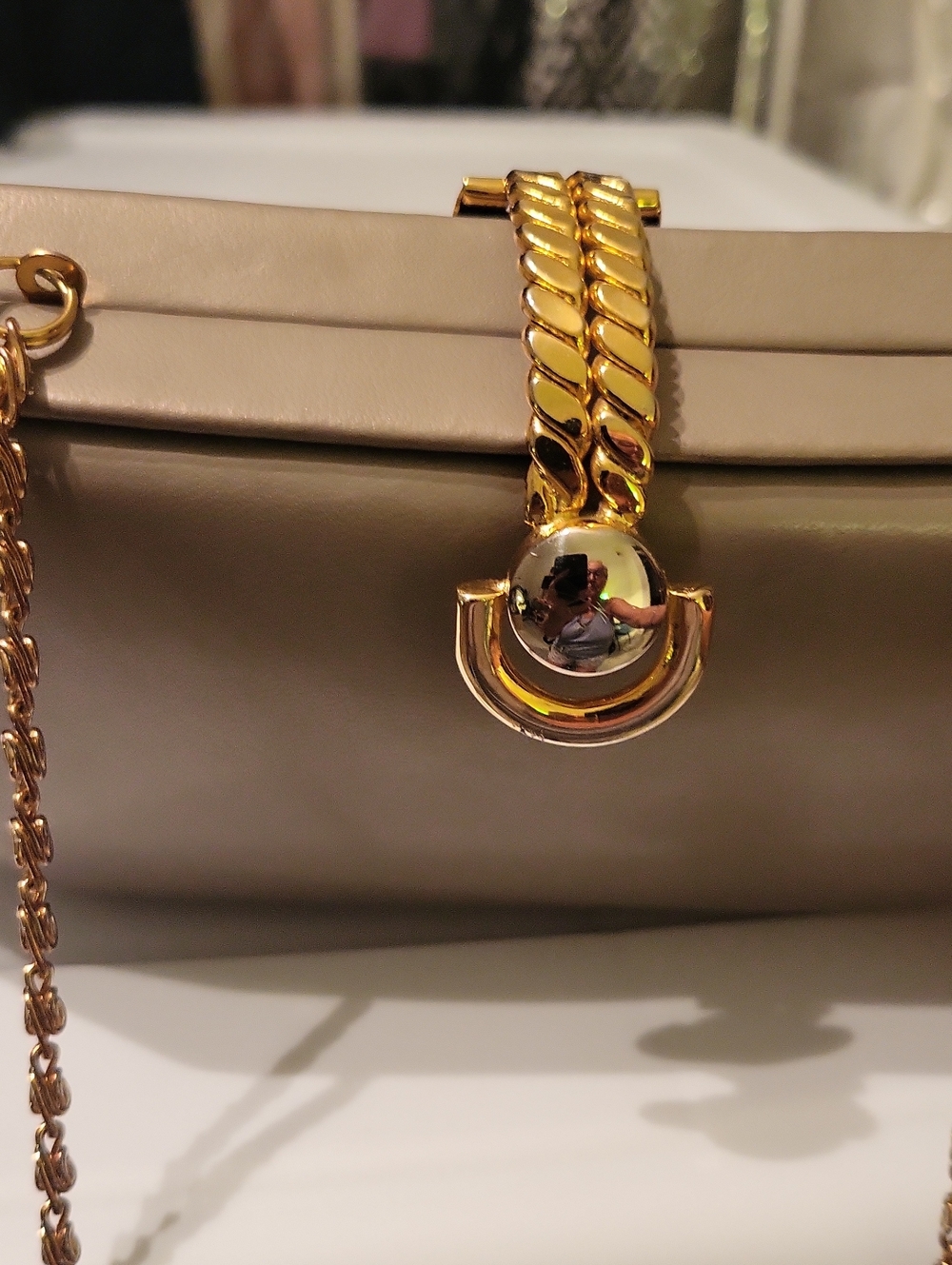 Elegant Taupe Crossbody Bag with Gold Chain By Formell By Paris. - Picture 3 of 14